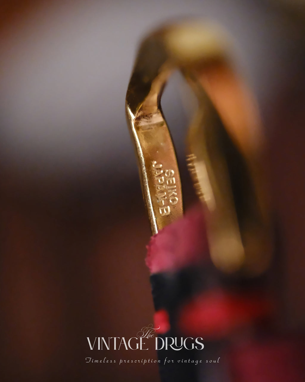1980S SEIKO BURGUNDY VINTAGE TANK WATCH